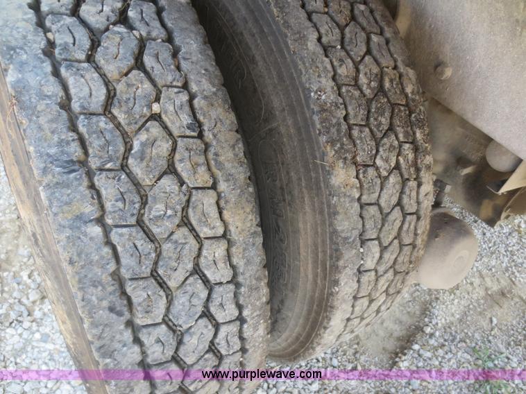 image for item D2138 1991 Ford LNT8000 dump truck