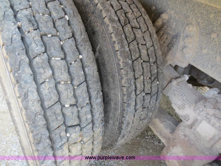 image for item D2138 1991 Ford LNT8000 dump truck