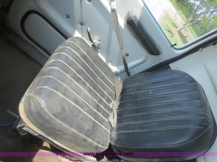 image for item D2138 1991 Ford LNT8000 dump truck