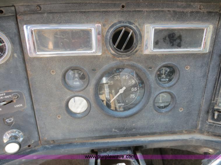 image for item D2138 1991 Ford LNT8000 dump truck