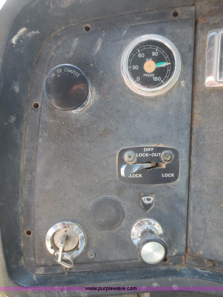 image for item D2138 1991 Ford LNT8000 dump truck