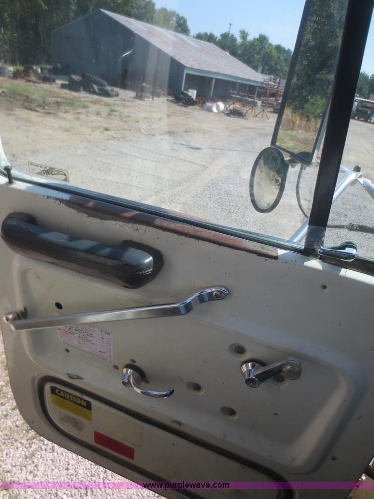 image for item D2138 1991 Ford LNT8000 dump truck