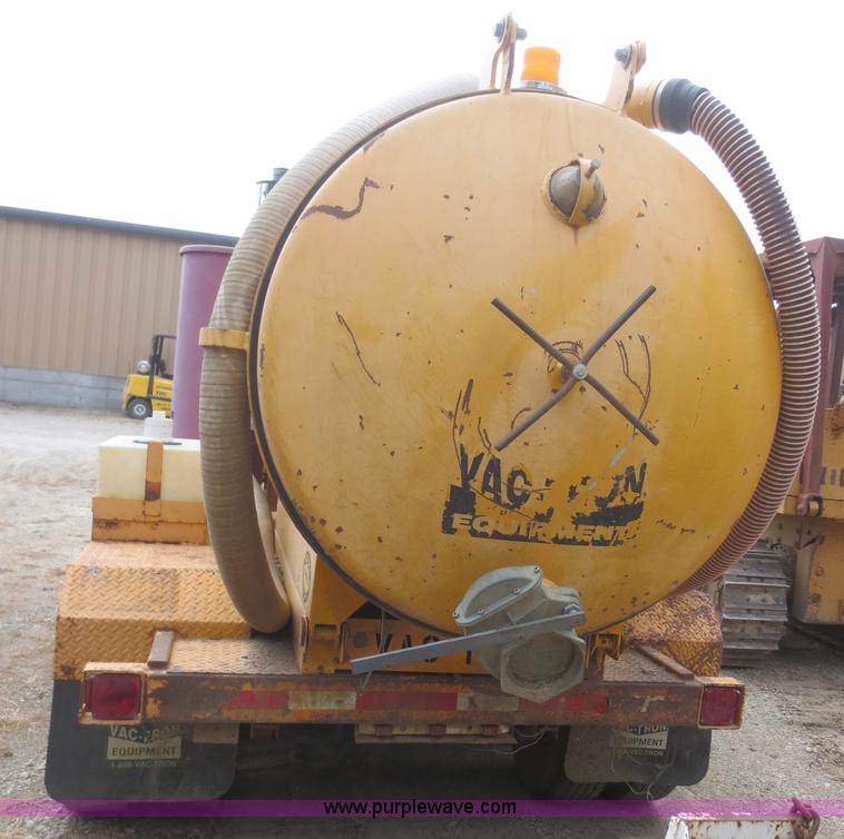 image for item F8306 2000 Vactron PMD-800DT vac trailer