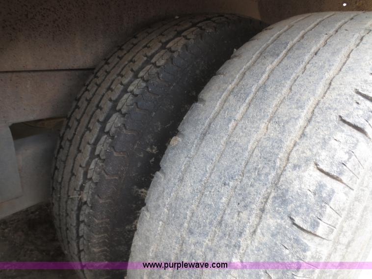 image for item F8306 2000 Vactron PMD-800DT vac trailer