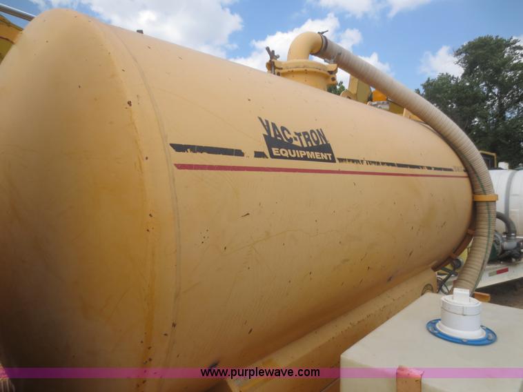 image for item F8306 2000 Vactron PMD-800DT vac trailer