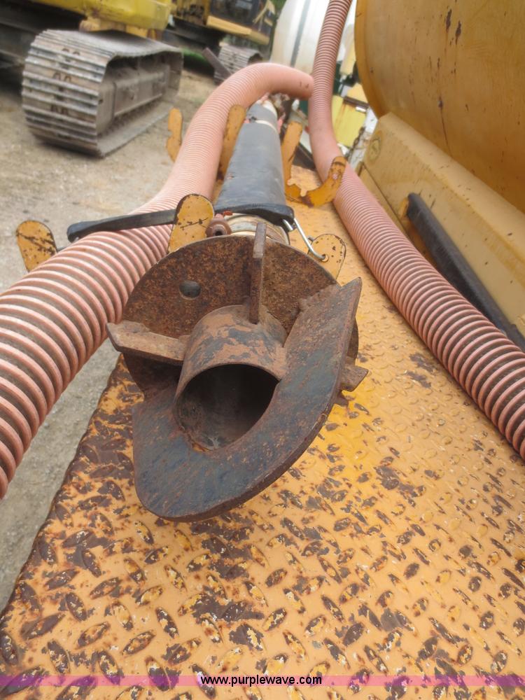 image for item F8306 2000 Vactron PMD-800DT vac trailer