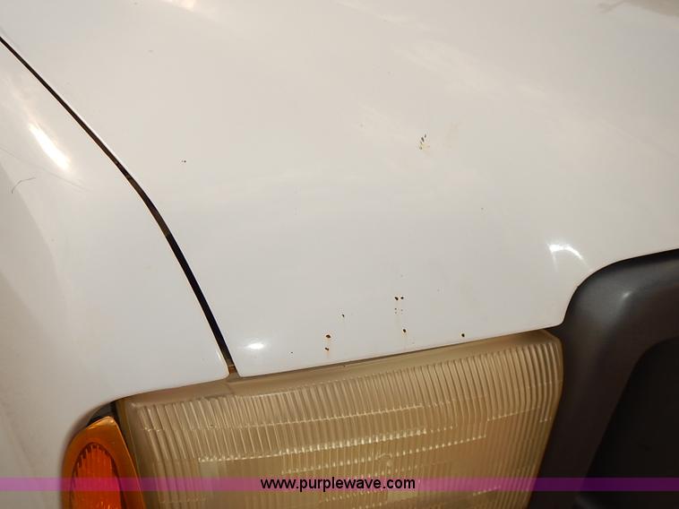 image for item I2239 2000 Ford F350 Super Duty XL flatbed truck