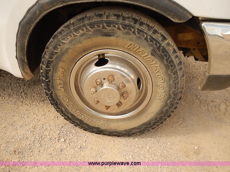 image for item I2239 2000 Ford F350 Super Duty XL flatbed truck