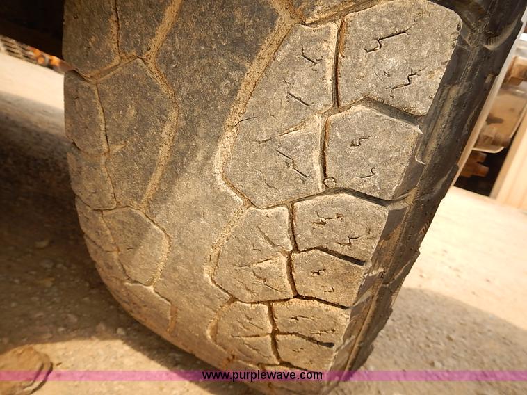 image for item I2239 2000 Ford F350 Super Duty XL flatbed truck