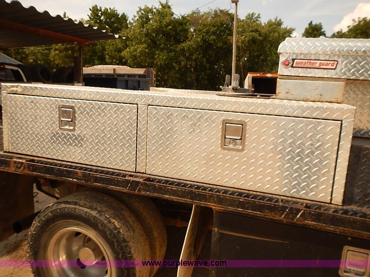 image for item I2239 2000 Ford F350 Super Duty XL flatbed truck