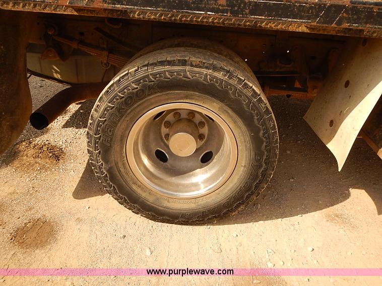 image for item I2239 2000 Ford F350 Super Duty XL flatbed truck