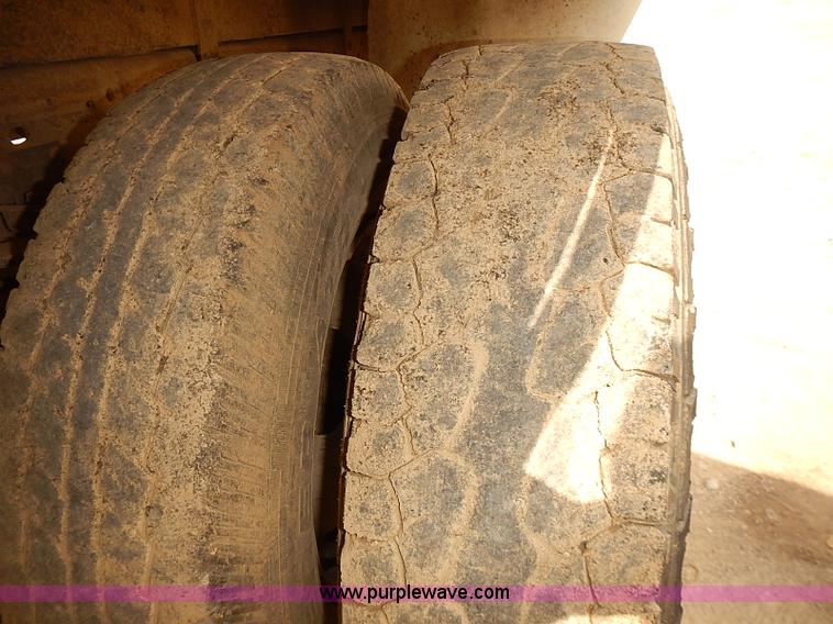 image for item I2239 2000 Ford F350 Super Duty XL flatbed truck