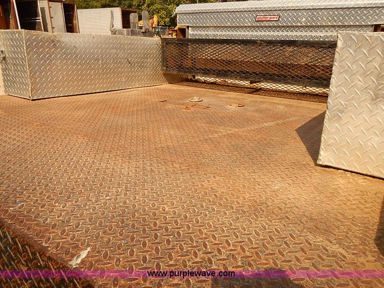 image for item I2239 2000 Ford F350 Super Duty XL flatbed truck