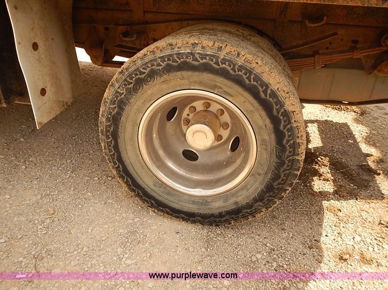 image for item I2239 2000 Ford F350 Super Duty XL flatbed truck