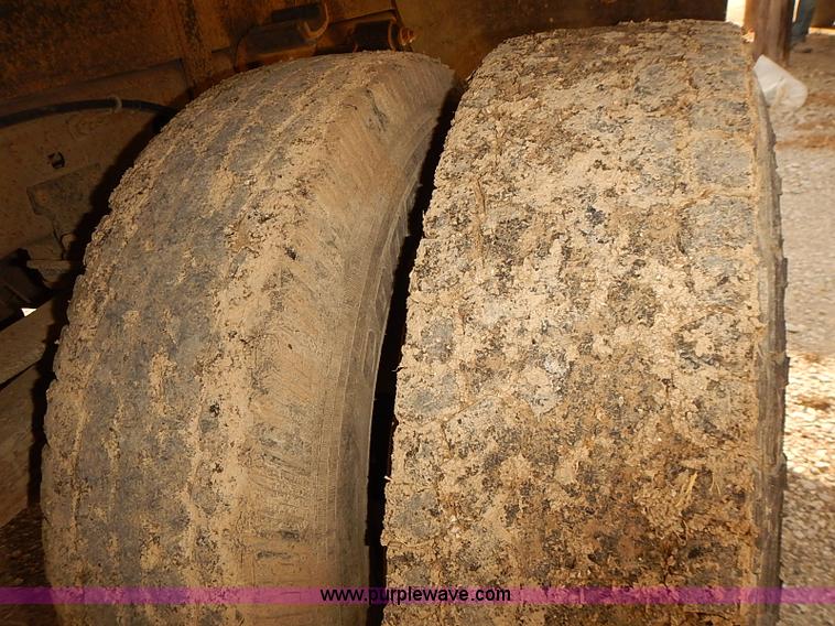 image for item I2239 2000 Ford F350 Super Duty XL flatbed truck