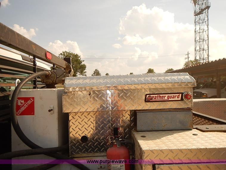 image for item I2239 2000 Ford F350 Super Duty XL flatbed truck