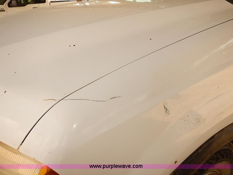 image for item I2239 2000 Ford F350 Super Duty XL flatbed truck