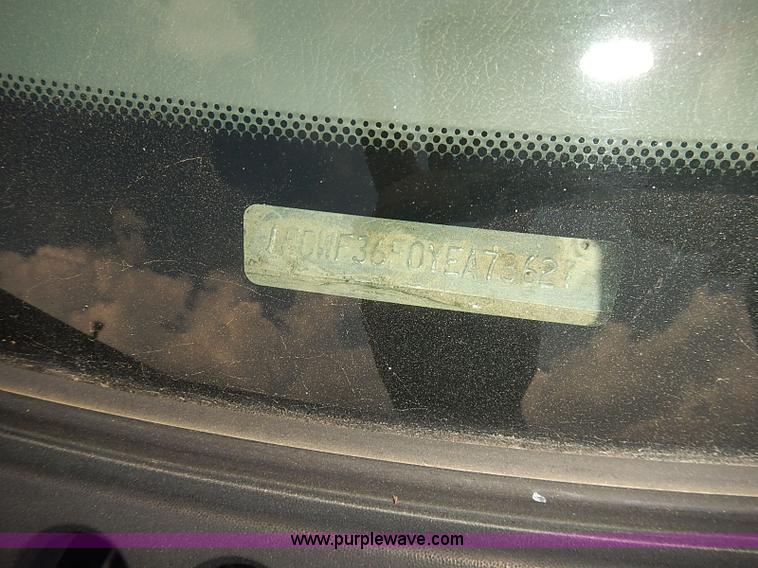 image for item I2239 2000 Ford F350 Super Duty XL flatbed truck