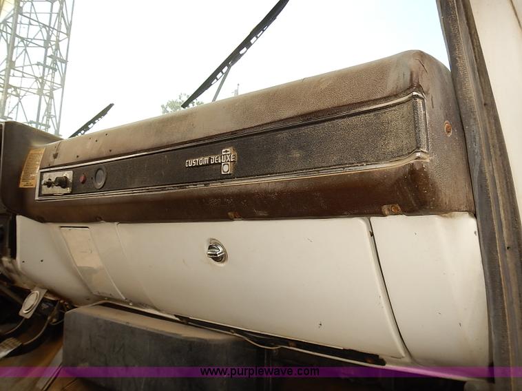 image for item I5478 1986 Chevrolet Kodiak 70 derrick digger truck