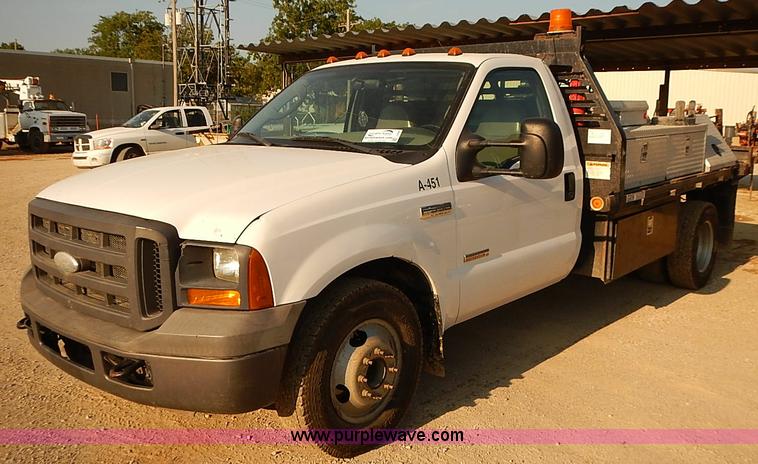 image for item I5496 2005 Ford F350 Super Duty XL flatbed truck