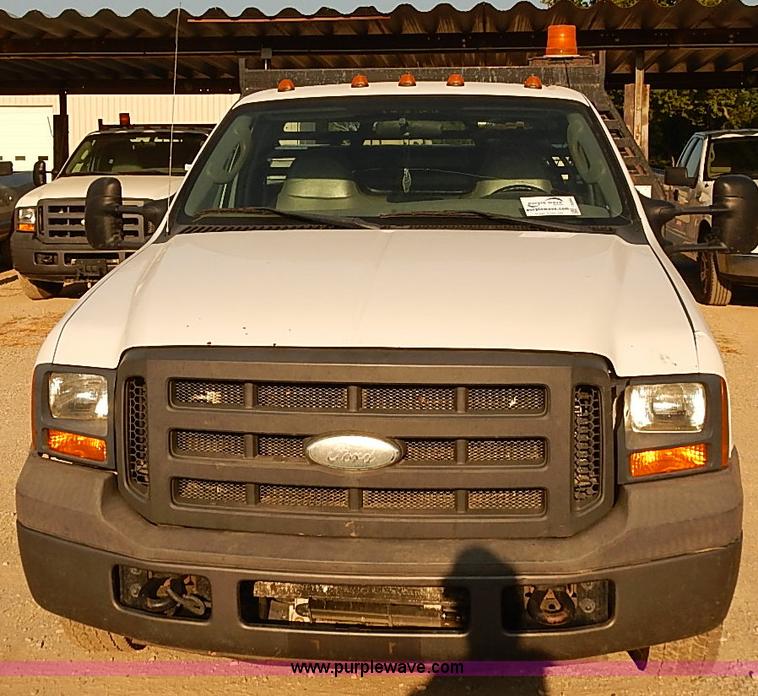 image for item I5496 2005 Ford F350 Super Duty XL flatbed truck