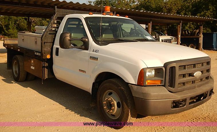 image for item I5496 2005 Ford F350 Super Duty XL flatbed truck