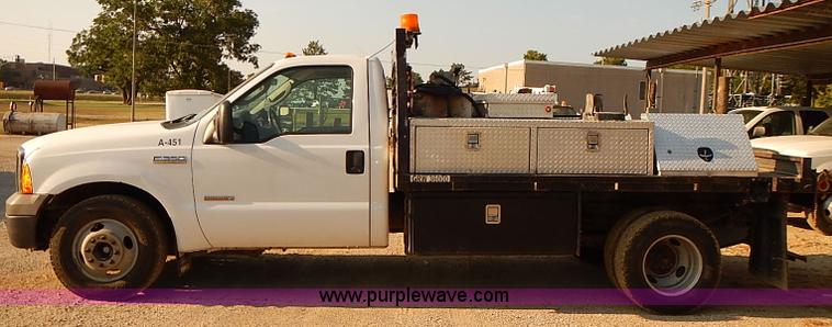 image for item I5496 2005 Ford F350 Super Duty XL flatbed truck