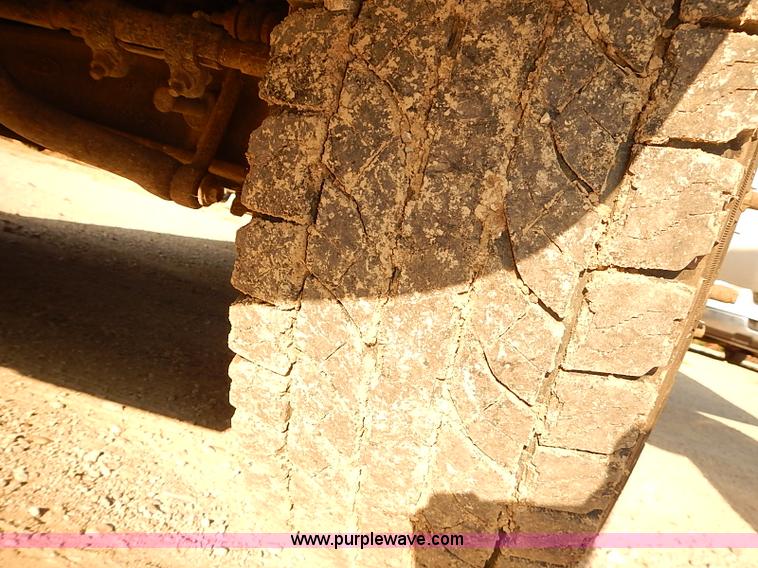 image for item I5496 2005 Ford F350 Super Duty XL flatbed truck