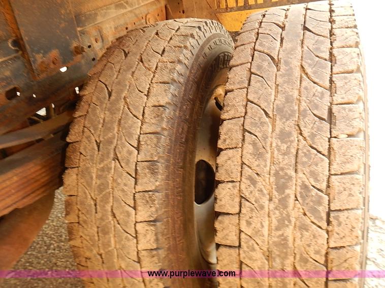 image for item I5496 2005 Ford F350 Super Duty XL flatbed truck