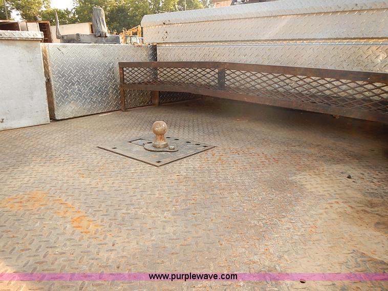 image for item I5496 2005 Ford F350 Super Duty XL flatbed truck