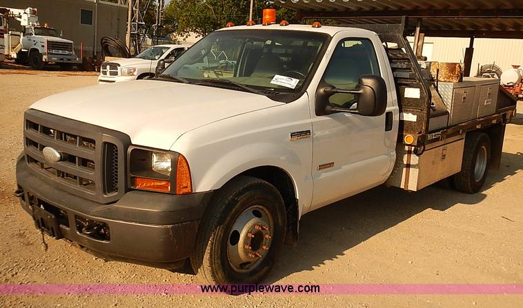 image for item I5497 2005 Ford F350 Super Duty XL flatbed truck