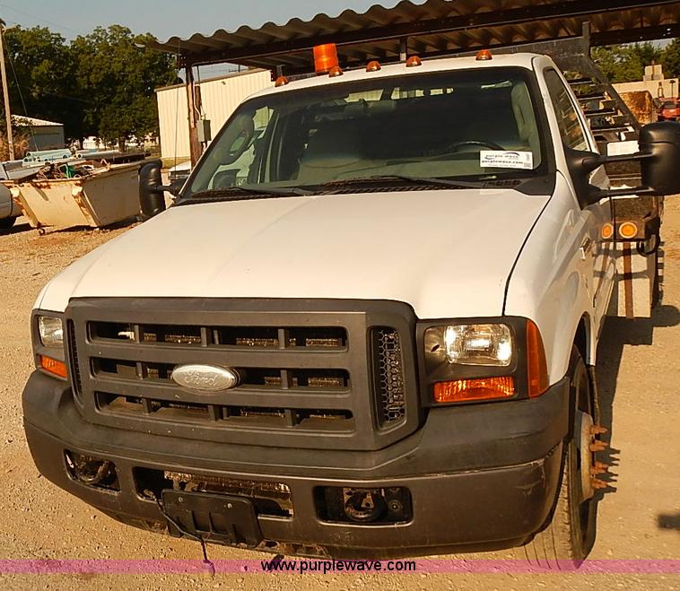 image for item I5497 2005 Ford F350 Super Duty XL flatbed truck