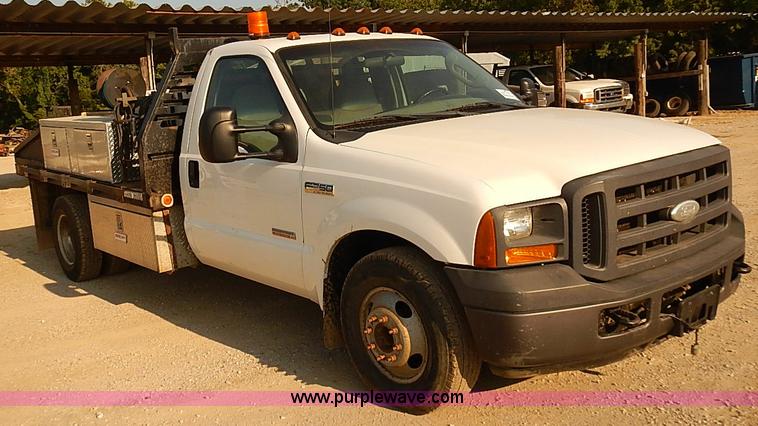 image for item I5497 2005 Ford F350 Super Duty XL flatbed truck