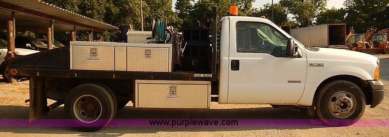 image for item I5497 2005 Ford F350 Super Duty XL flatbed truck