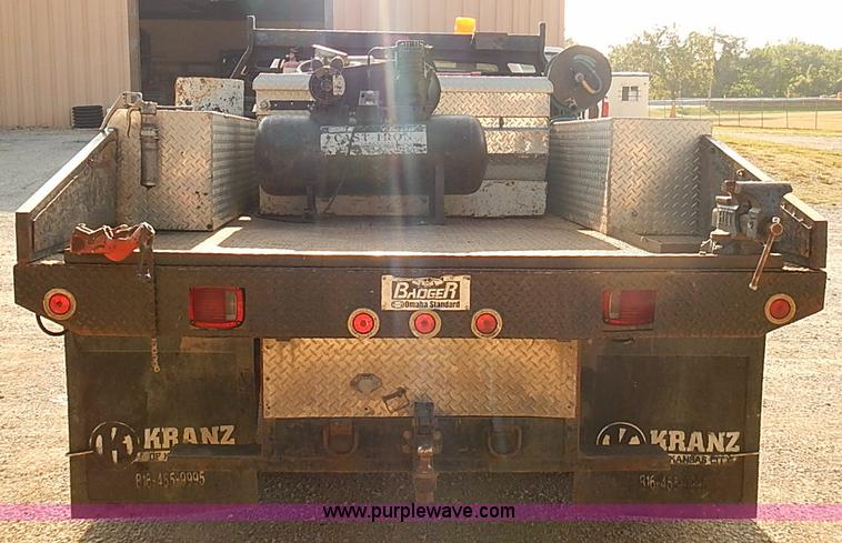 image for item I5497 2005 Ford F350 Super Duty XL flatbed truck