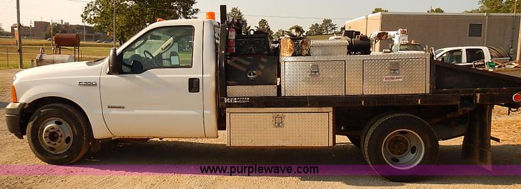 image for item I5497 2005 Ford F350 Super Duty XL flatbed truck