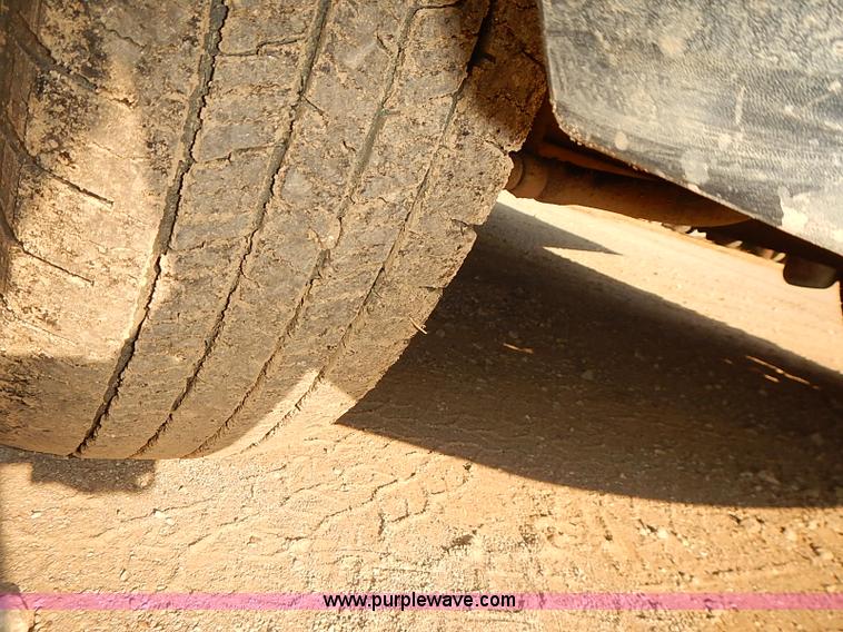 image for item I5497 2005 Ford F350 Super Duty XL flatbed truck