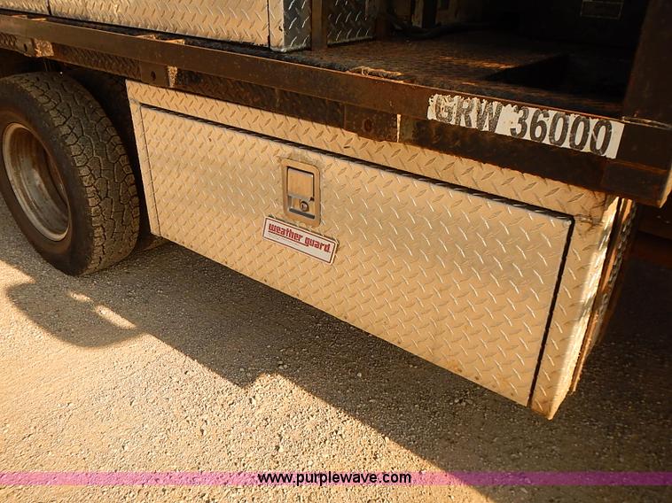 image for item I5497 2005 Ford F350 Super Duty XL flatbed truck