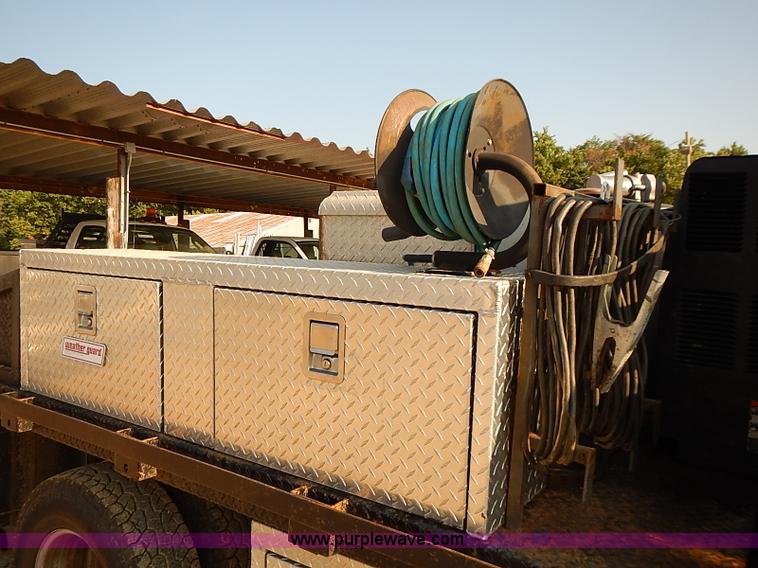 image for item I5497 2005 Ford F350 Super Duty XL flatbed truck