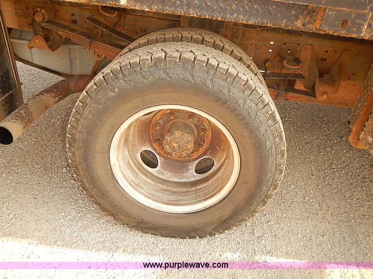 image for item I5497 2005 Ford F350 Super Duty XL flatbed truck