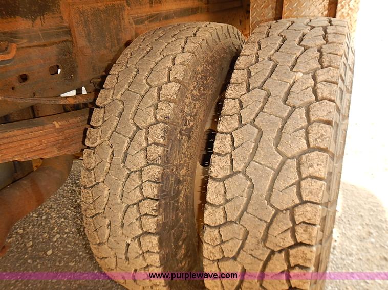 image for item I5497 2005 Ford F350 Super Duty XL flatbed truck