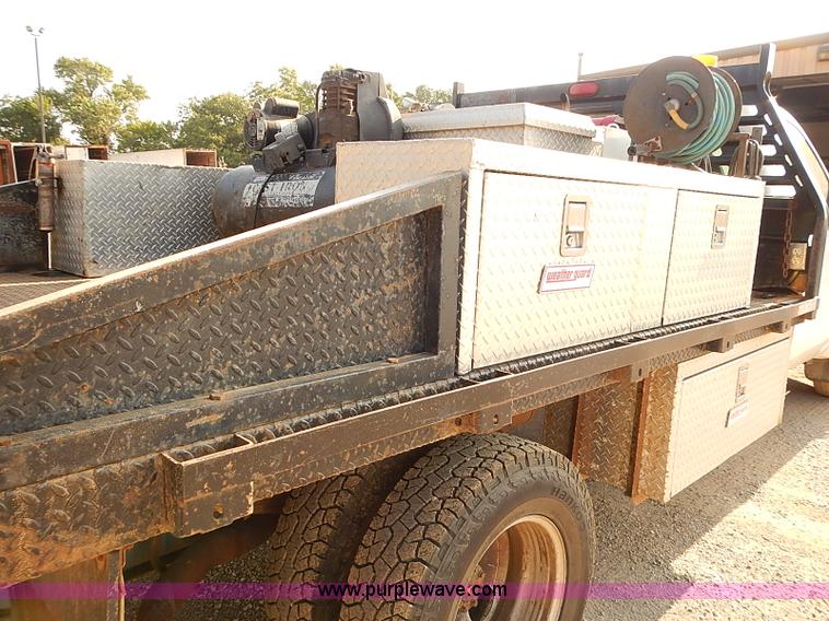 image for item I5497 2005 Ford F350 Super Duty XL flatbed truck