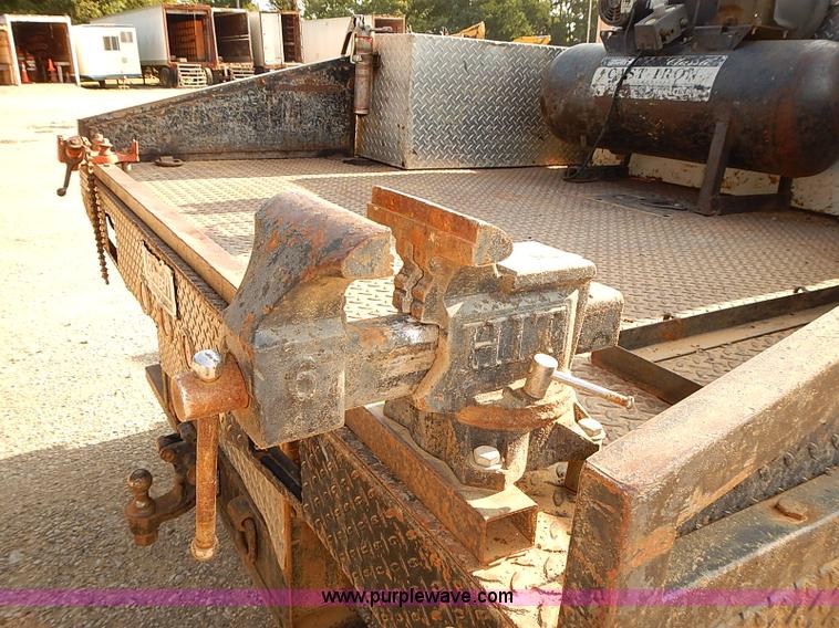 image for item I5497 2005 Ford F350 Super Duty XL flatbed truck