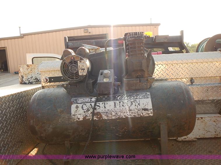 image for item I5497 2005 Ford F350 Super Duty XL flatbed truck