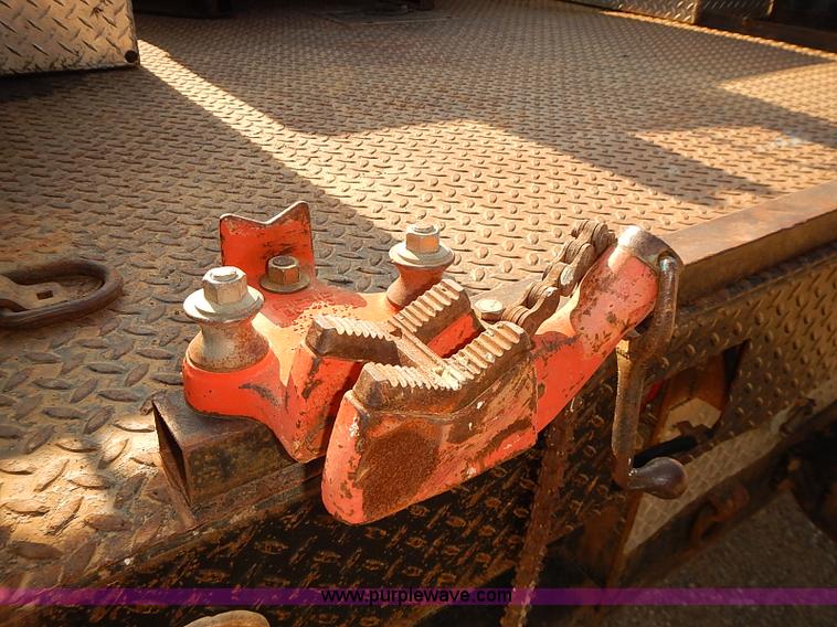 image for item I5497 2005 Ford F350 Super Duty XL flatbed truck