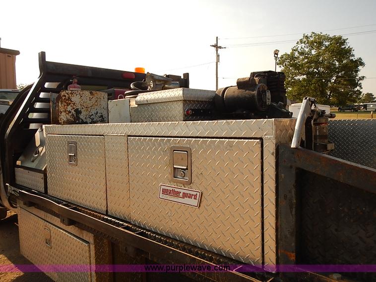 image for item I5497 2005 Ford F350 Super Duty XL flatbed truck