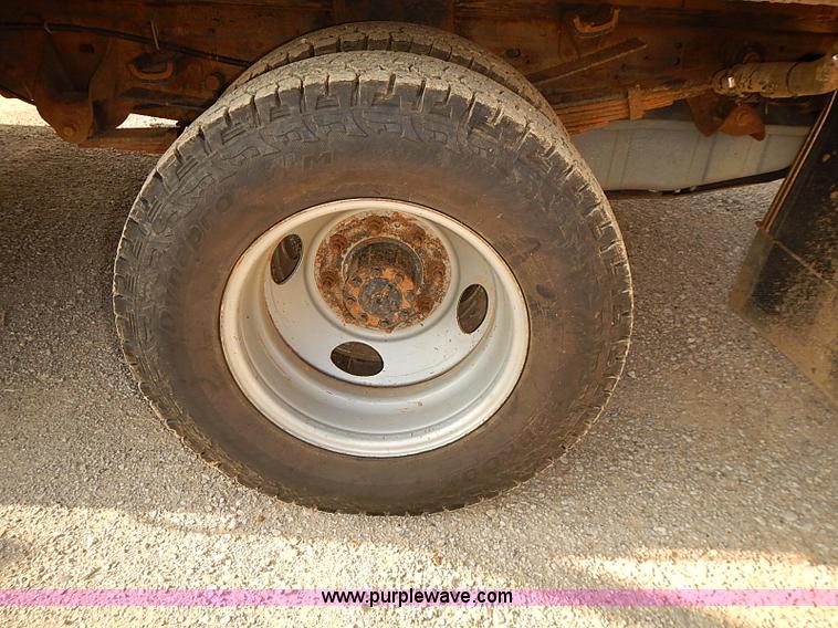 image for item I5497 2005 Ford F350 Super Duty XL flatbed truck