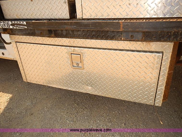 image for item I5497 2005 Ford F350 Super Duty XL flatbed truck