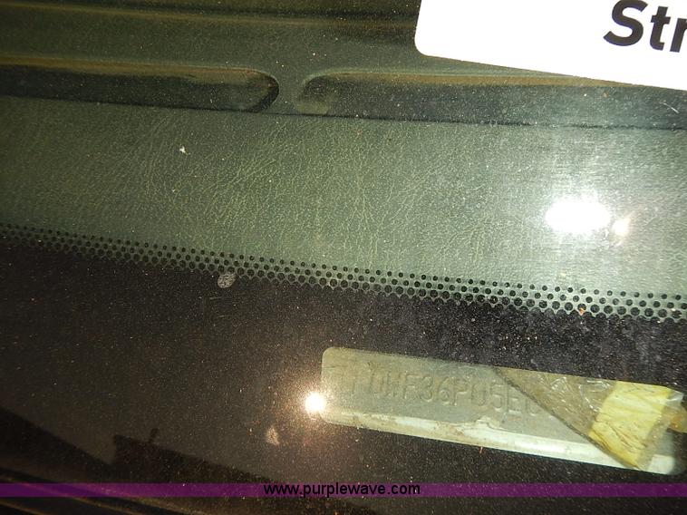 image for item I5497 2005 Ford F350 Super Duty XL flatbed truck