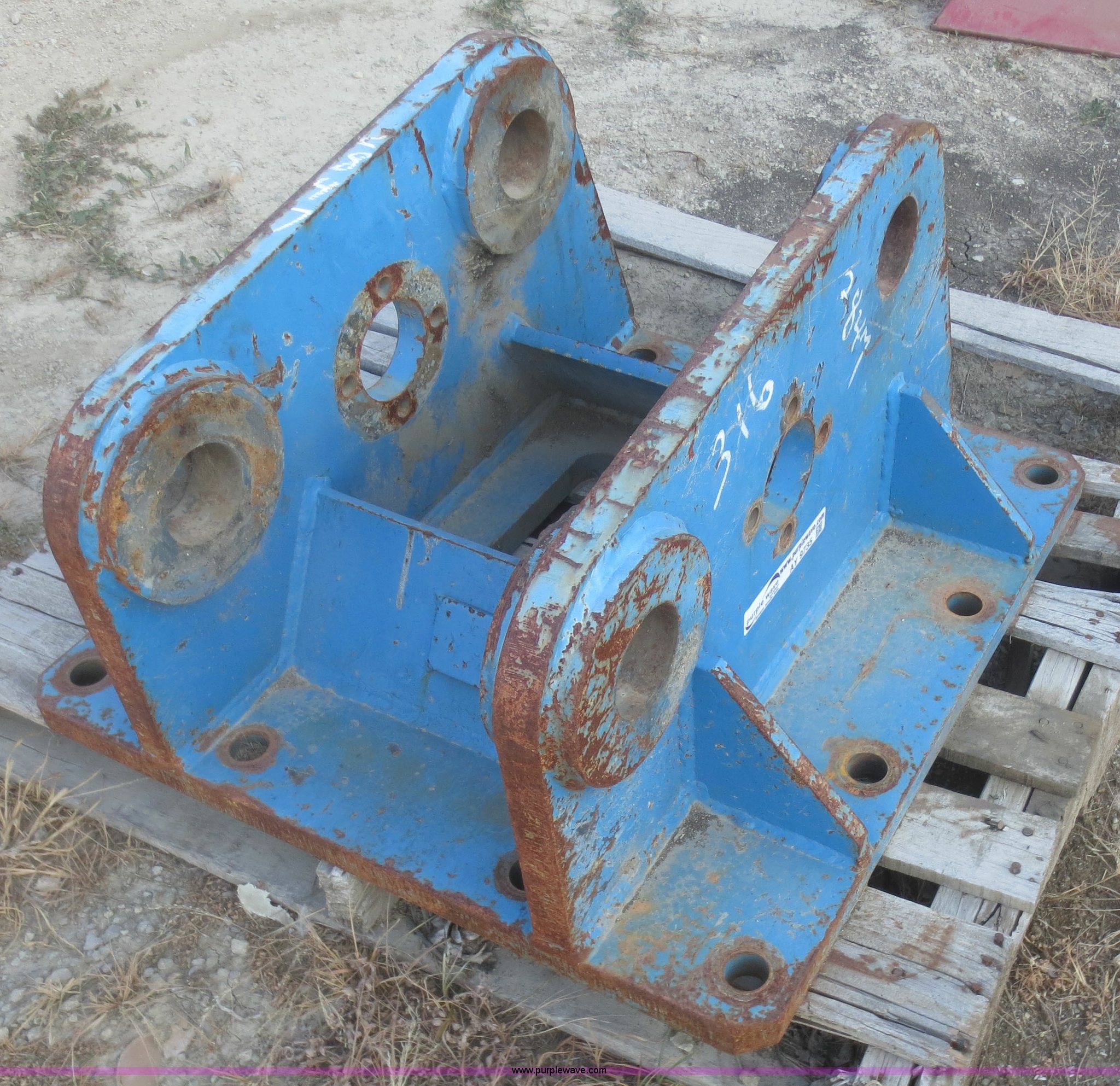Excavator adapter plate in Parsons, KS Item AY9735 sold Purple Wave